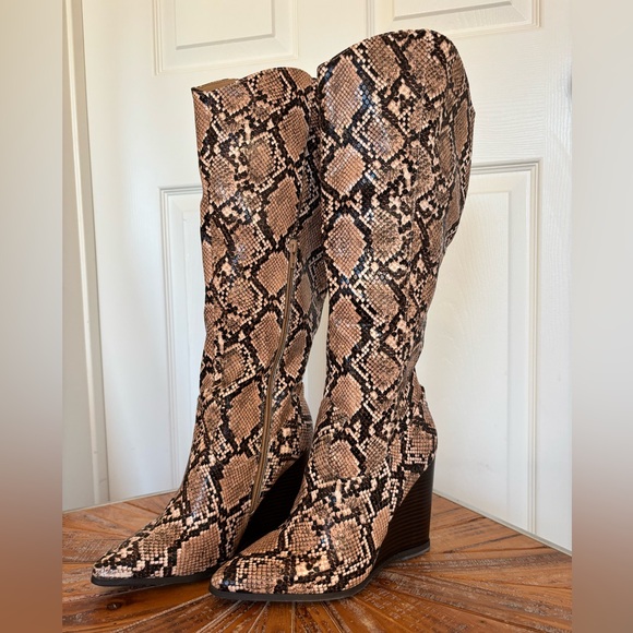 NWT Shoe Dazzle Snakeskin Faux Leather Wedge Boots - Picture 5 of 12